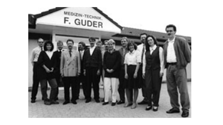 Foto aus dem Jahr 1991 vor dem Firmengebäude