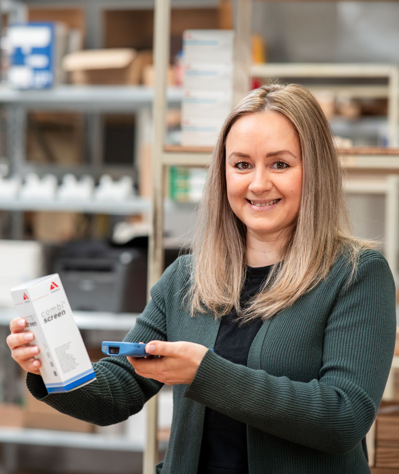 Elena Unrau scannt ein Produkt ein