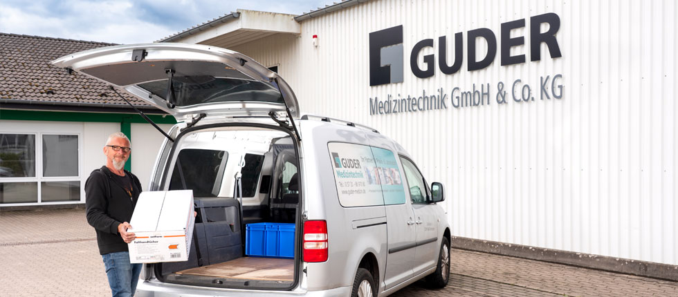 Stefan Saak lädt einen Karton in seinen Transporter
