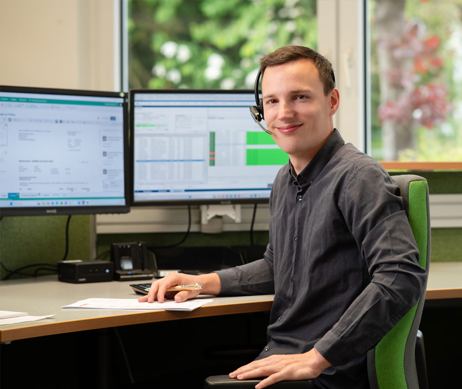 Sebastian Kraus am Monitor mit Headset