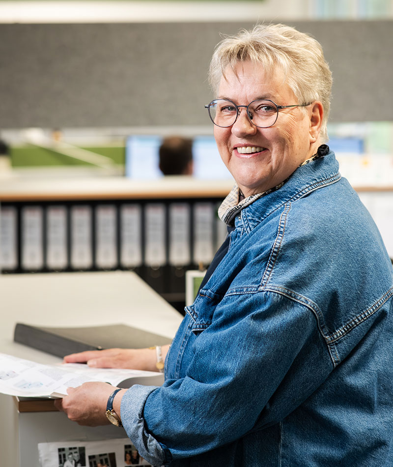 Sonja Sagowski mit dem Produktkatalog im Büro