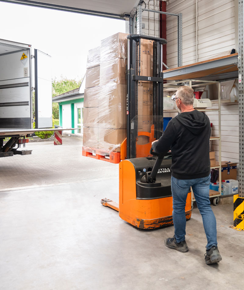 Stefan Saak transportiert Pakete zu einem LKW